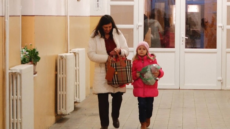 S-au trezit cu noaptea în cap ca să-și înscrie copiii în clasa pregătitoare, la Timișoara FOTO-VIDEO