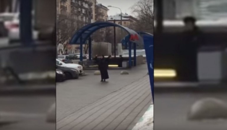 Scenă de groază la Moscova: o femeie cu un cap de copil în mână – VIDEO