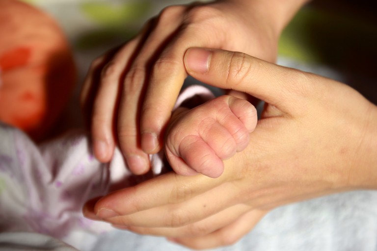 Cioloş se implică personal în cazul bebeluşilor cu E.coli. Cauza îmbolnăvirii rămâne încă necunoscută