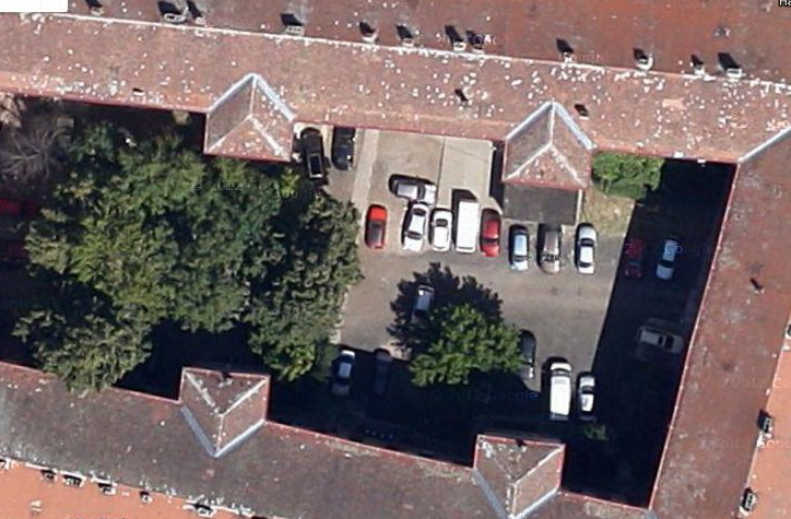 Riveranii din centrul istoric au voie să ajungă cu maşina în curte. Atenţie! Locurile sunt limitate