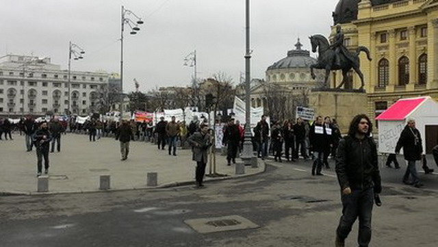 Isărescu şi Iohannis, ţinta protestatarilor de la marşul de susţinere a legii dării în plată