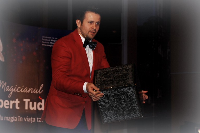 Cunoscutul magician Robert Tudor i-a amuzat, duminică, pe copii la Timişoara