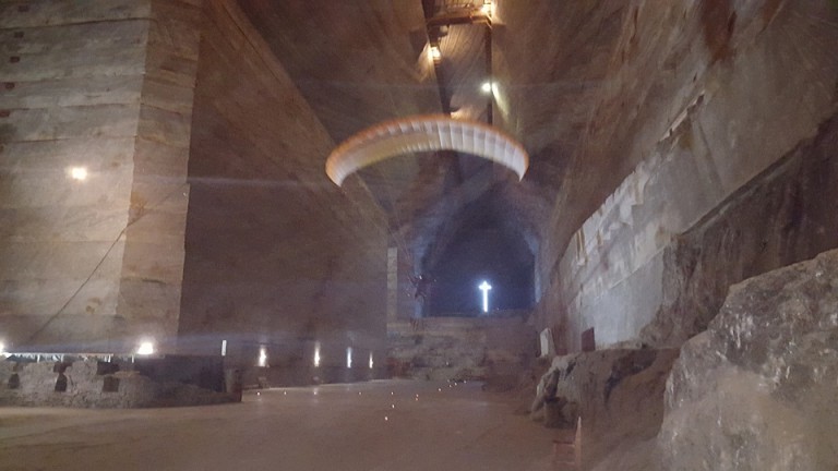 Record mondial stabilit de un timișorean care a zburat cu motoparpanta în Salina Slănic Prahova