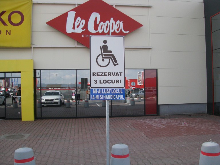 Tot mai mulţi handicapaţi îşi investesc economiile în autoturisme de lux, dacă tot au unde să parcheze…