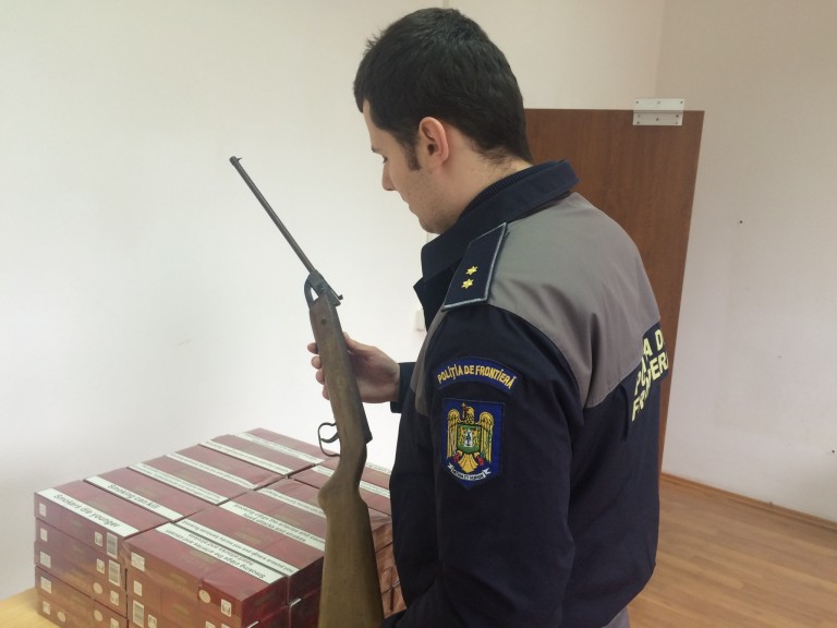 Un minor a furat o armă de la un pensionar. Vezi de ce s-au ales ambii cu dosar penal