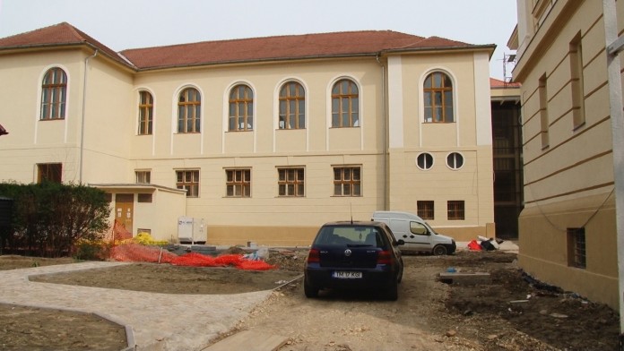 LICEUL LOGA.Still056