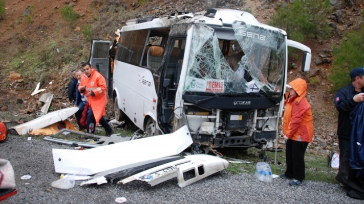 Microbuz cu turiști români, implicat într-un accident grav în Turcia. Bilanţ grav: doi morți și 14 răniți