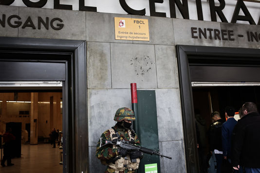Un al doilea suspect în atentatele de la Bruxelles este căutat de autorităţi