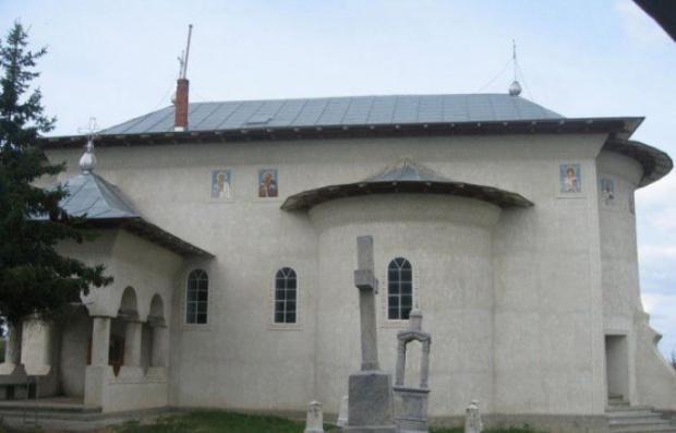 Un primar din Timiș și-a ridicat o biserică lângă piscina din curte