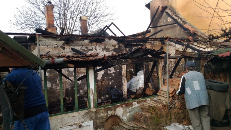 Biserica ajută o familie din Timiş căreia focul i-a mistuit casa