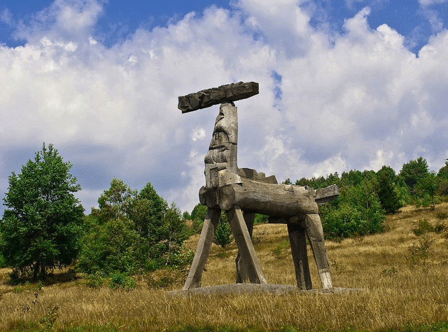 Sculpturi de milioane de lei zac în uitare pe Dealul Prislopului