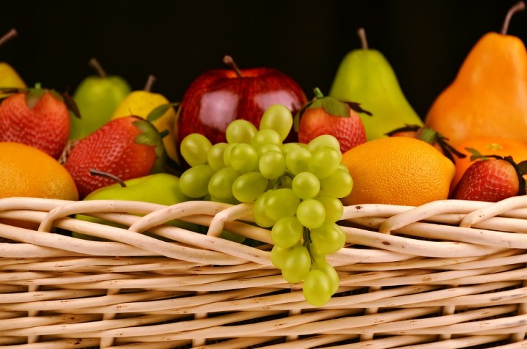 Fructe si legume ,,îmbibate” de pesticide. Care sunt cele mai ,,curate” astfel de produse din magazinele românești