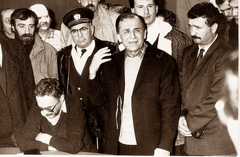 Cum a împărțit Ion Iliescu piersicile unor jurnaliști timișoreni ! Se întâmpla la începutul anilor ’70-video