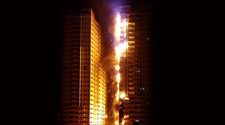 Un puternic incendiu a devastat două turnuri din Emiratele Arabe Unite