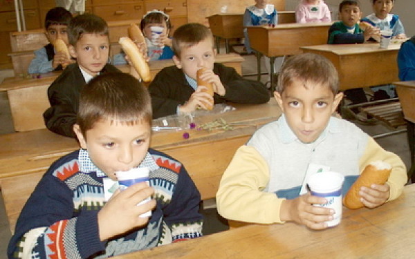 Elevii unei școli din Caraș-Severin se plâng de calitatea laptelui. Ce spune producătorul?