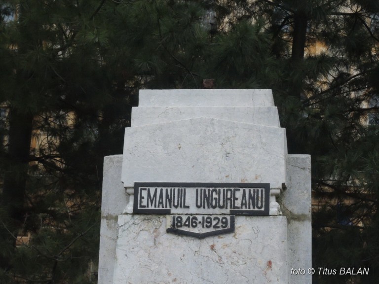 Monumentul Emanuil Ungureanu este în continuare invizibil