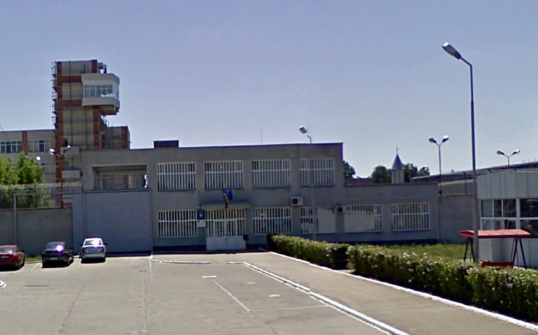 Probleme mari la Penitenciarul Arad: Covorul altro s-a degradat și deținuții n-au intimitate la duș!…