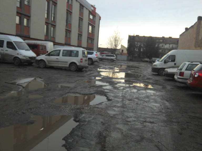 Varză şi parcare… în noroi