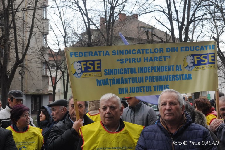 Anul şcolar începe cu proteste! Profesorii, nemulţumiţi de sistemul de salarizare: creşteri de 10 – 60 de lei şi scăderi de 200 – 500 de lei!