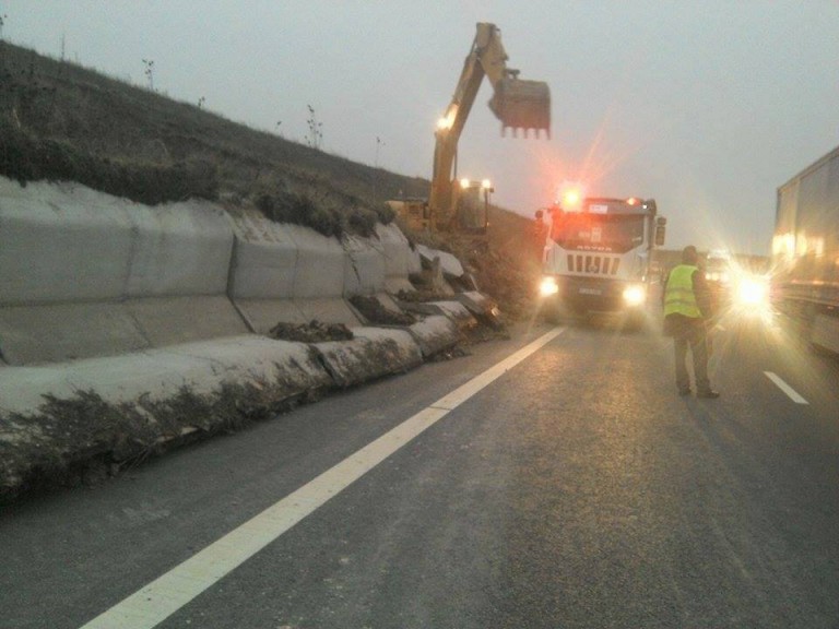 Restricţiile rămân în vigoare pe A6. Termenul de remediere a taluzului prăbuşit – anul 2016