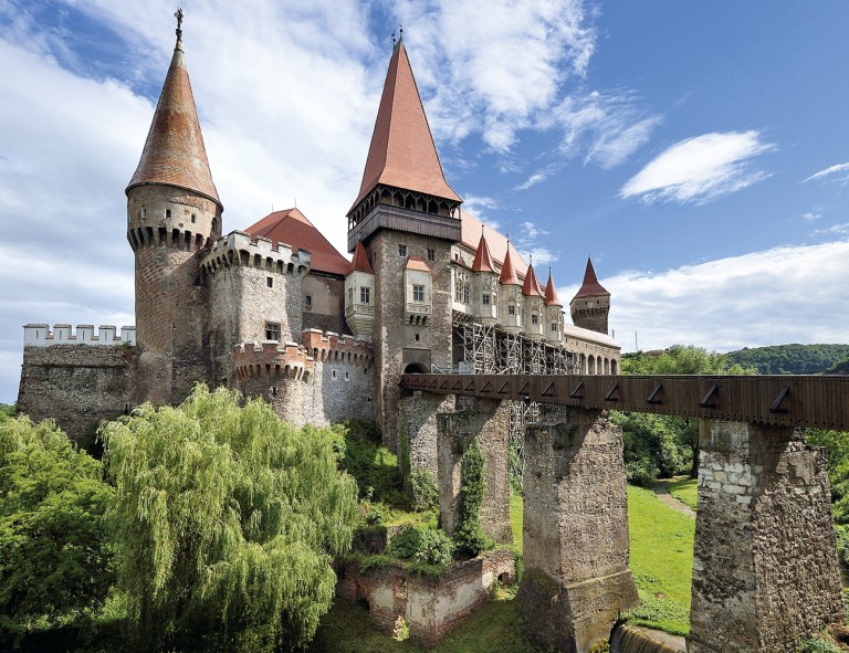 Vestul țării se mândrește cu un castel demn de suratele franceze de pa Valea Loarei sau cu cele din Germania