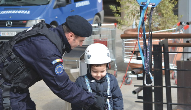 Ziua Jandarmeriei la Iulius Mall, cu surprize pentru copii