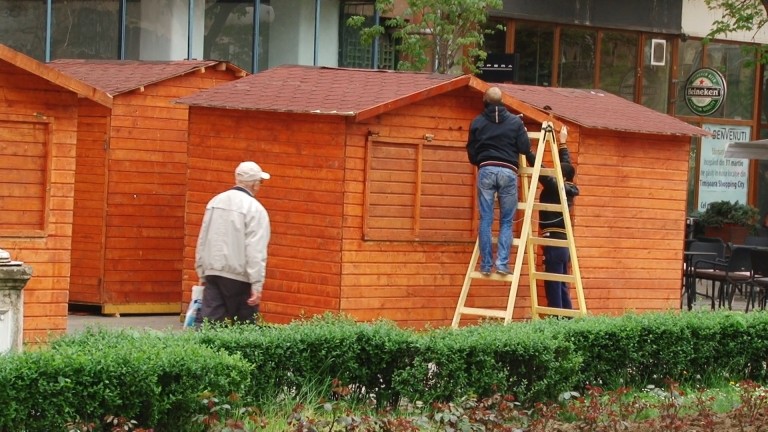Au apărut căsuțele în Piața Victoriei. Vezi când se deschide a noua ediție a Târgului de Paști!-VIDEO