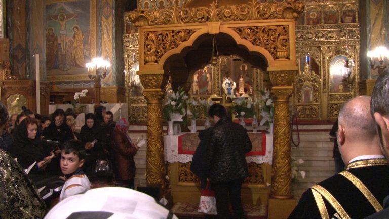 Credincioșii ortodocși din Timișoara au fost la biserică pentru Denia Prohodului  FOTO-VIDEO