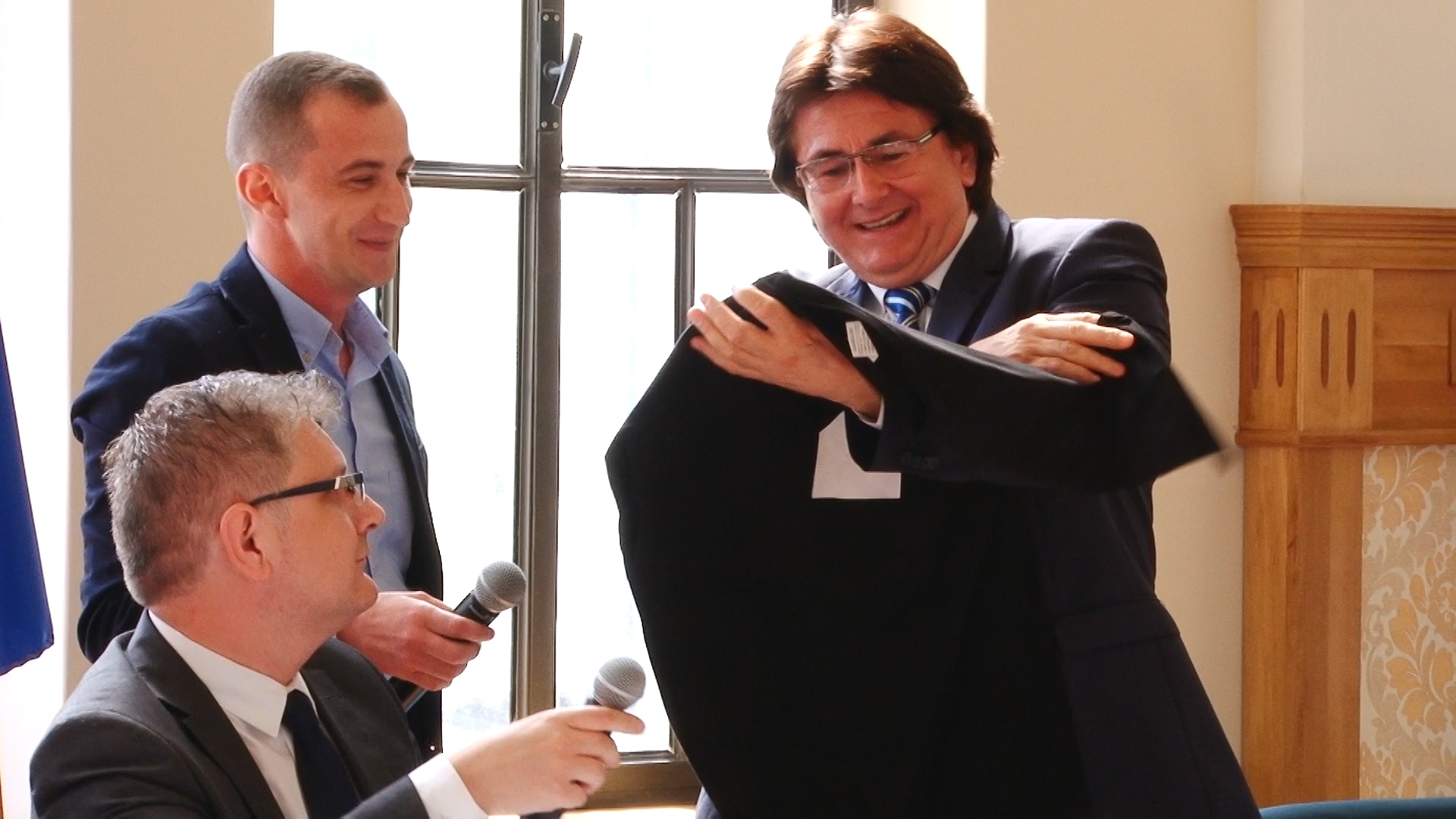 Primarul Robu şi consilierul Simonis, dispută pe… anchetatul Popoviciu.Still002