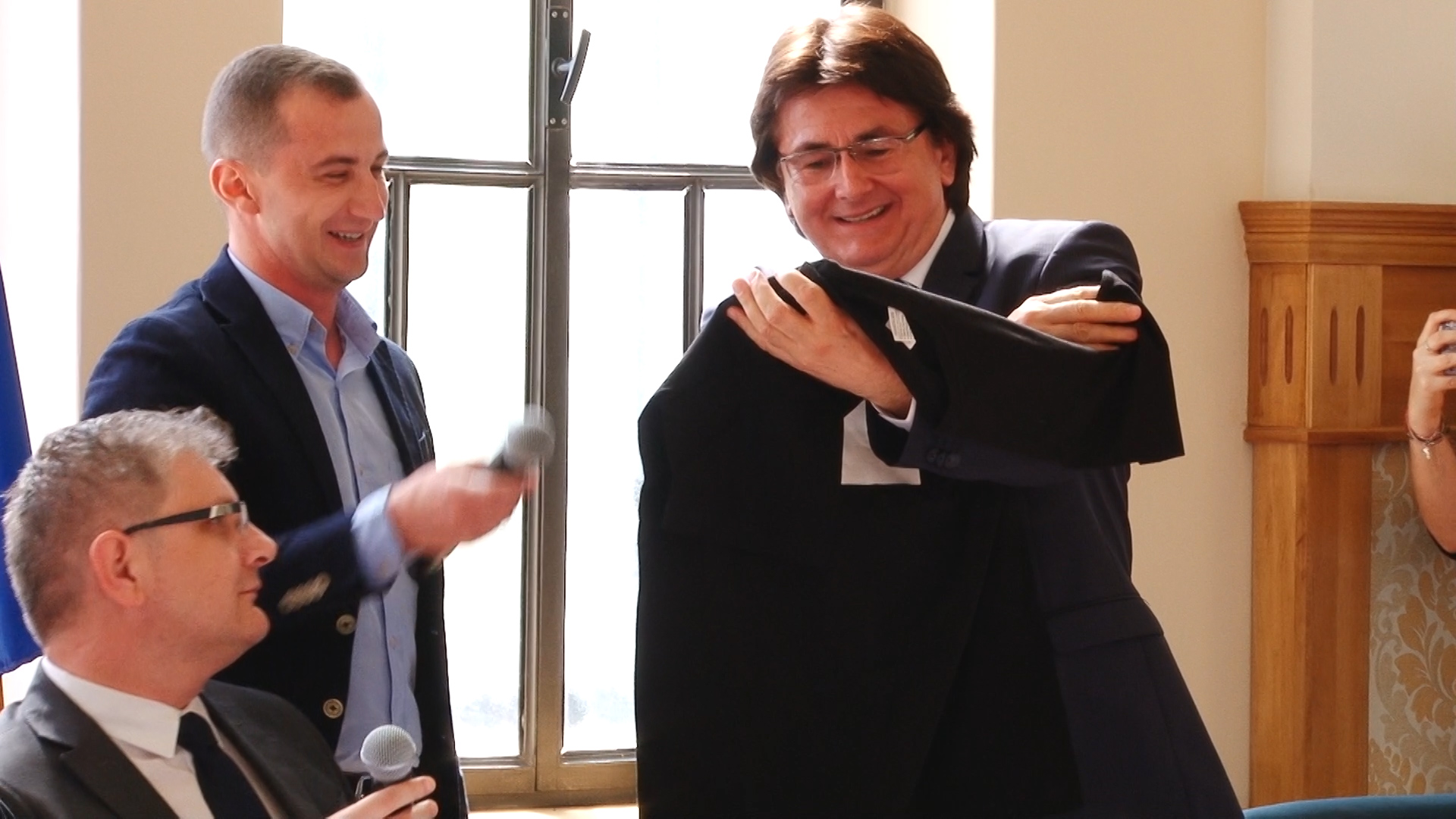 Primarul Robu şi consilierul Simonis, dispută pe… anchetatul Popoviciu.Still003