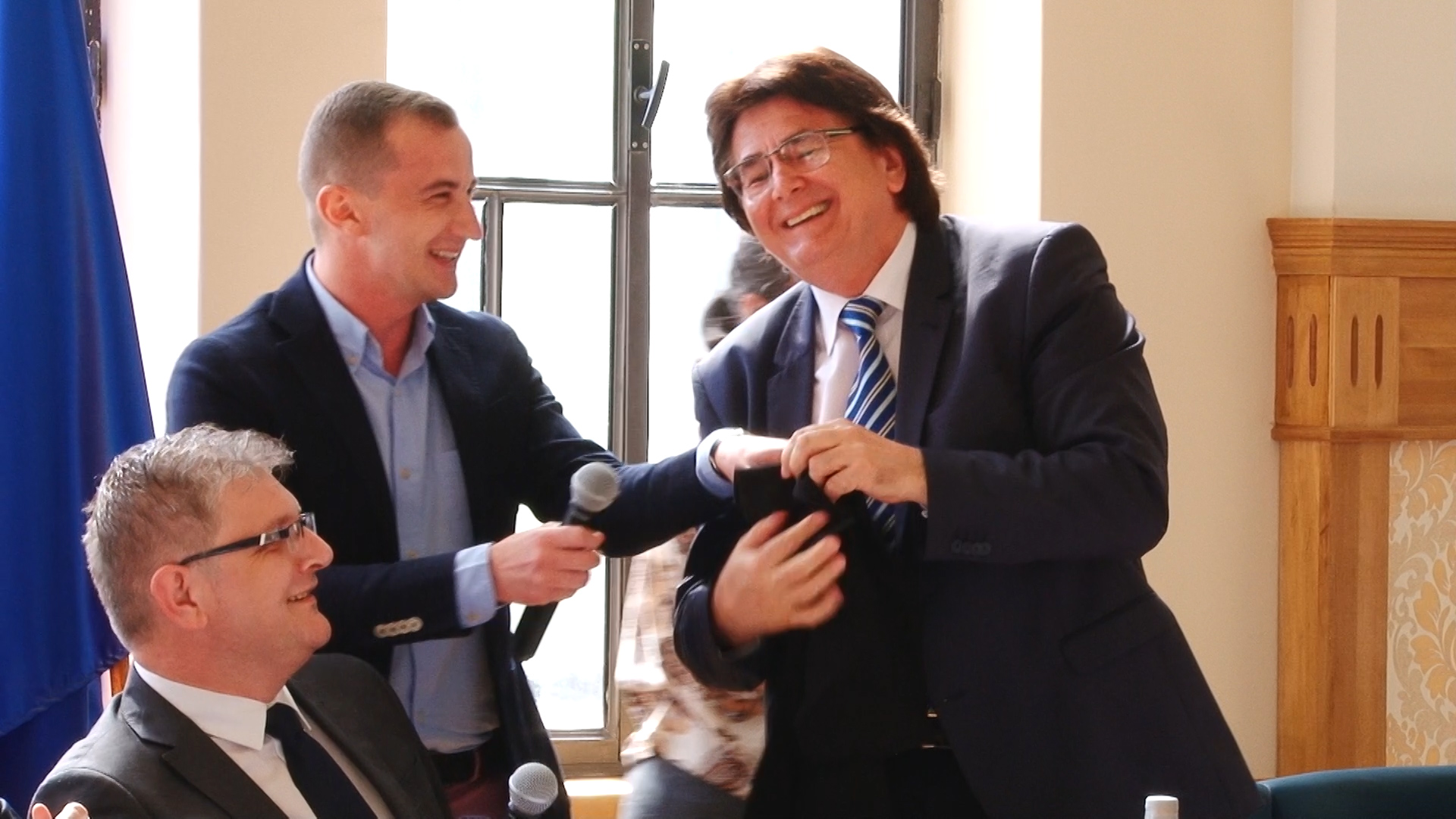 Primarul Robu şi consilierul Simonis, dispută pe… anchetatul Popoviciu.Still004