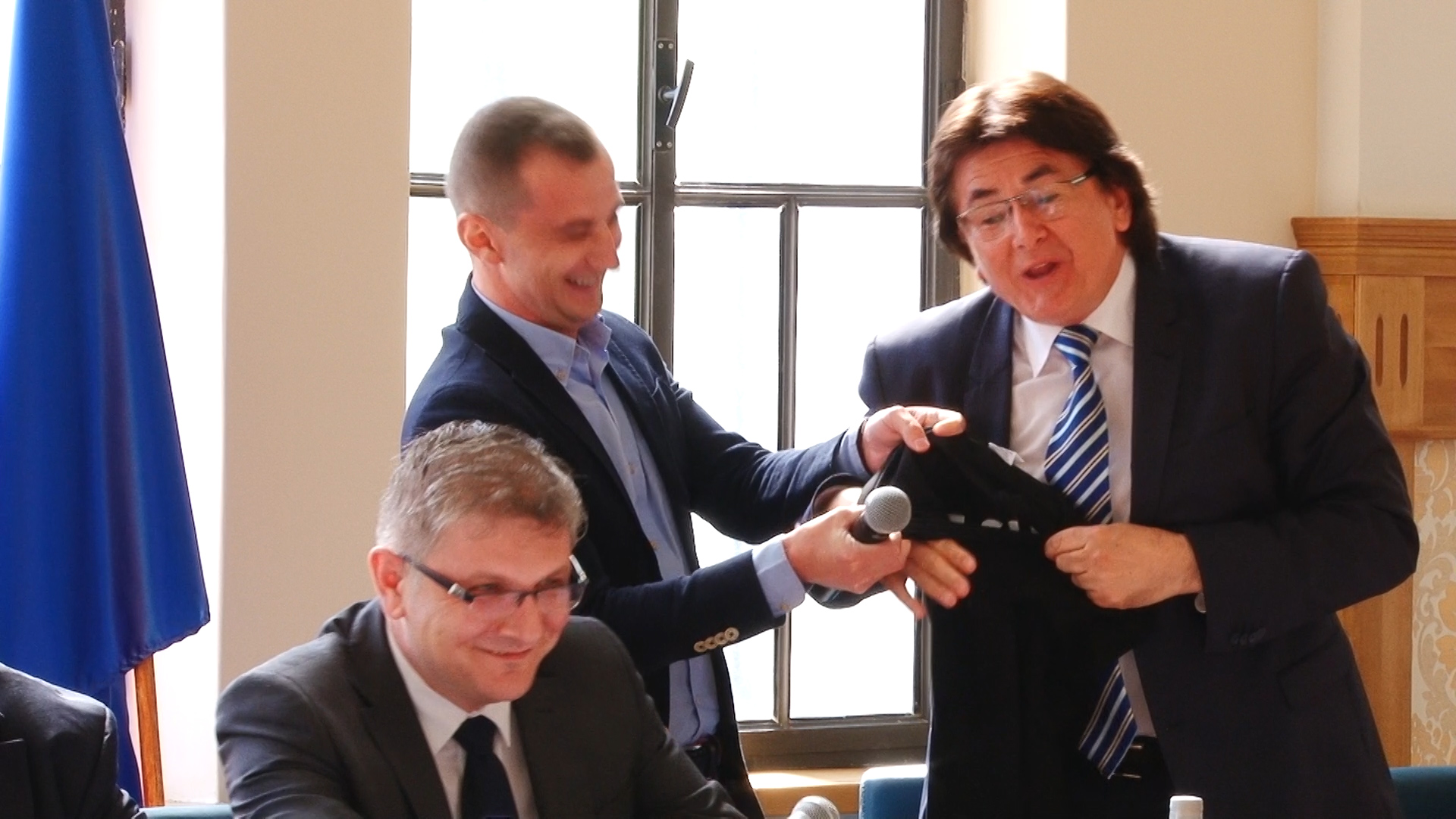 Primarul Robu şi consilierul Simonis, dispută pe… anchetatul Popoviciu.Still006