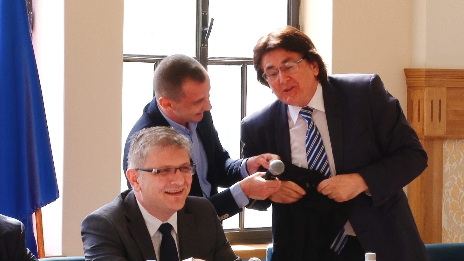 Primarul Robu şi consilierul Simonis, dispută pe… anchetatul Popoviciu.Still007