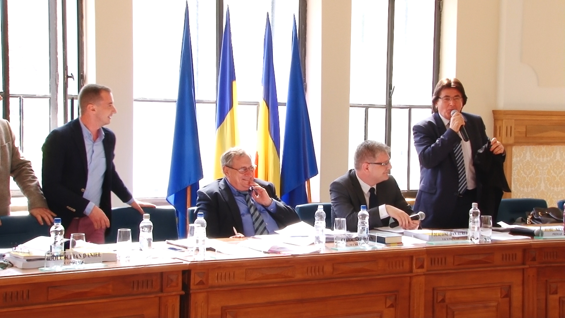 Primarul Robu şi consilierul Simonis, dispută pe… anchetatul Popoviciu.Still009