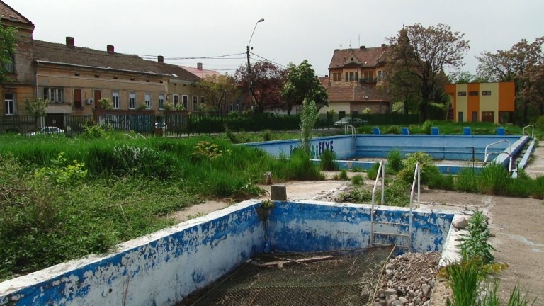 Raiul bălăriilor, șobolanilor și al desenelor graffiti în câteva ștranduri din Timișoara… FOTO-VIDEO