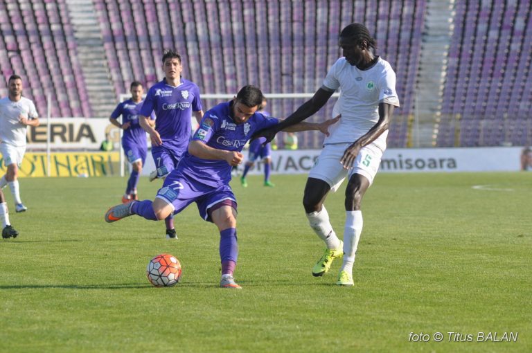 Bucureştenii se înghesuie, ca vulturii, să ia pe nimic ce a mai rămas din ACS Poli