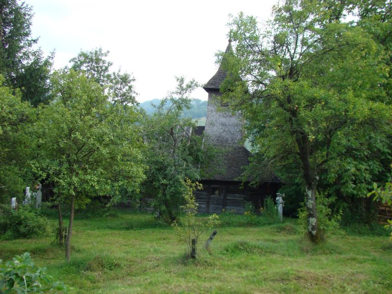 Cea mai frumoasă biserică de lemn din Banat se află într-o zonă minunată din Timiș! VIDEO