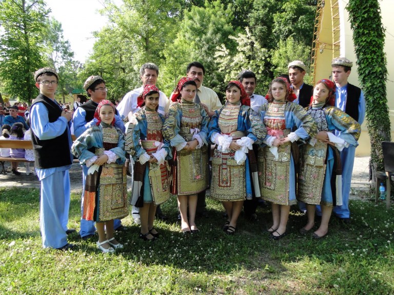 Costumul bulgăresc din Banat – unicat în lume! Cântăreşte 20-25kg, iar îmbrăcatul fetei durează o oră… FOTO-VIDEO