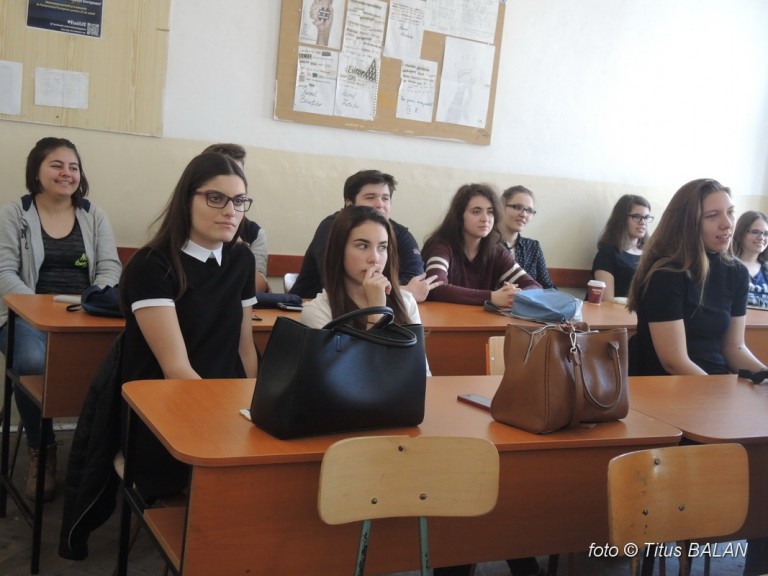 Elevii timișoreni vor primi manuale doar în luna octombrie