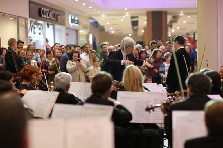 Filarmonica Banatul va concerta la Iulius Mall
