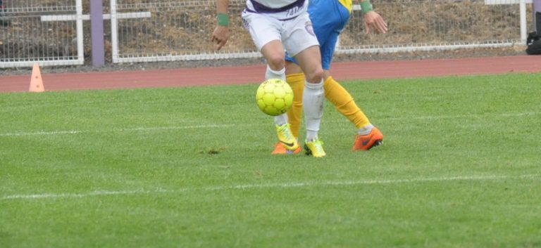 Jucător prăbușit pe terenul de fotbal, la Lugoj! ”A căzut în genunchi și părea că se sufocă”