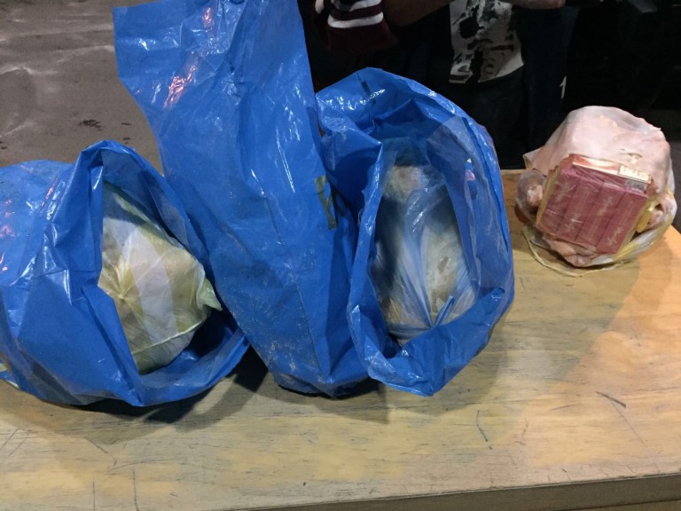 La frontieră, au fost prinși pui congelaţi burdușiți cu… ţigări de contrabandă FOTO