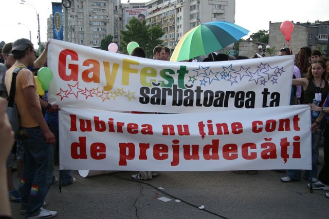 CEDO îi amendează pe români fiindcă… nu sunt destul de toleranţi faţă de gay şi lesbiene