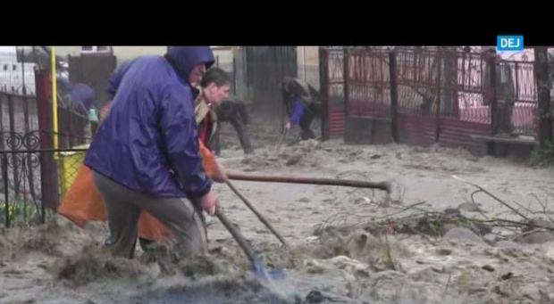 Ploile torențiale au făcut prăpăd în vestul țării. Sute de gospodării au fost inundate-VIDEO