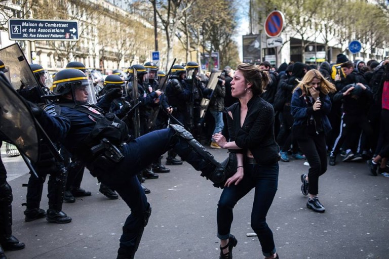 O imagine revoltătoare, cu o studentă lovită cu piciorul de un jandarm din Paris, face înconjurul lumii – VIDEO