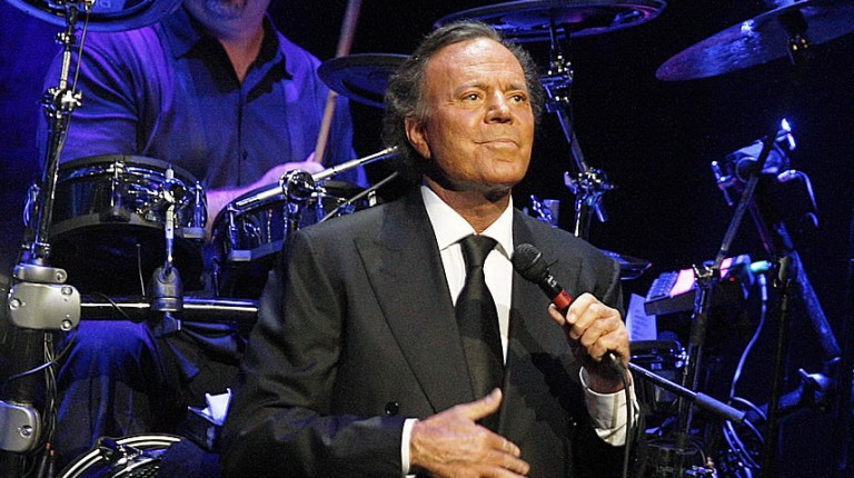 Așteptat de mii de fani, Julio Iglesias le face o surpriză timișorenilor