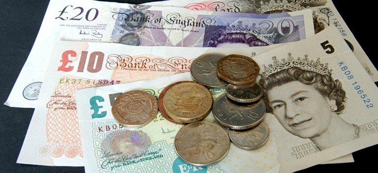 Ce se întâmplă cu lira sterlină? A scăzut sub un euro