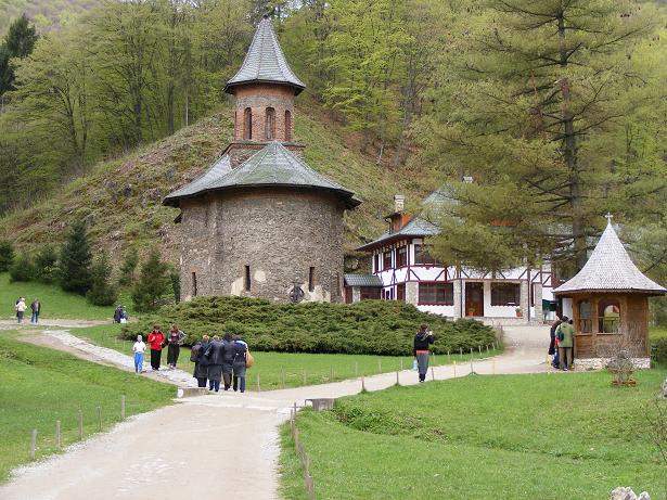 Modernizarea drumului spre Mănăstirea Prislop aduce restricții importante de circulație