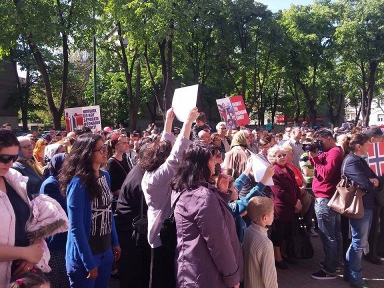 Cazul Barnevernet a explodat în toată lumea! Ample manifestaţii de protest în 21 de ţări. La Timişoara, susţinătorii familiei Bodnariu s-au adunat în faţa Prefecturii
