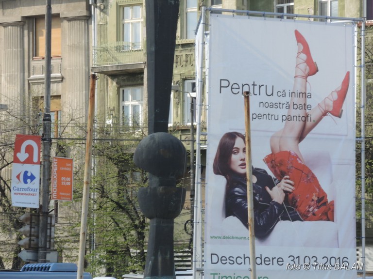 Monument al revoluției ajuns ancoră pentru domnișoare crăcănate… în parcare!